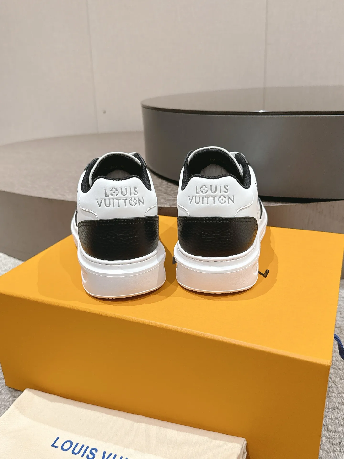 👟👟Ex-factory price 680👟👟 LV25 new style white shoes, best-selling model in the counter window, very three-dimensional and beautiful! Personalized printing, three-dimensional printed cowhide fabric...cowhide feet...original 4cm thick sole...Logo hot stamping, matching packaging, code number: 37-44 (45 customized, non-refundable)